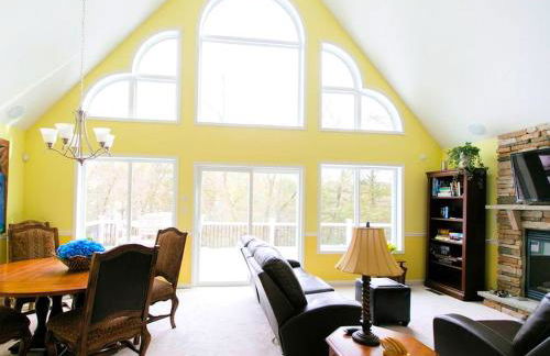 Stunning Weekend Getaway near Hickory Run State Park in Pennsylvania - Photo 11