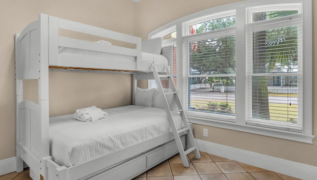 Spacious Retreat w/ Heated Pool, Sunset Deck & Golf Cart. Quick Walk to Beach - Foto 4, Habitación