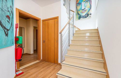 Host Wise - Deluxe House - Terrace & BBC - Foto 30