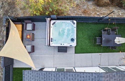 Dog-Friendly House with Hot Tub, AC, Game Room - Photo 36