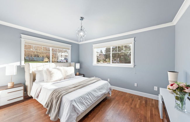 Renton Lakeside Oasis, Lakeview, 4B 2.5B, Spacious - Photo 2