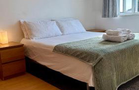 Stylish 2 Bed Home with parking - Foto 3