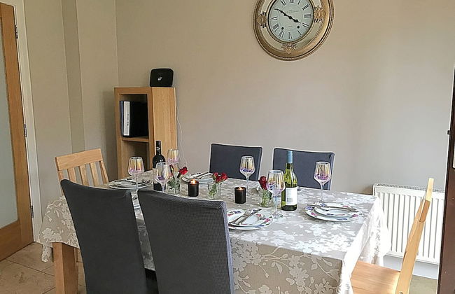 Immaculate 3-bed House With Private Secure Garden - Foto 1