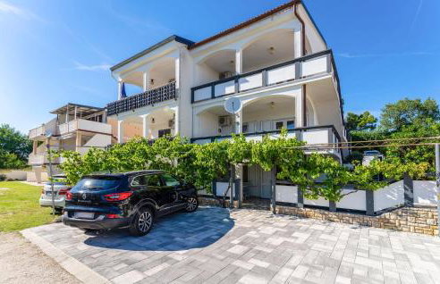 Stunning Apartment In Rtina - Photo 2