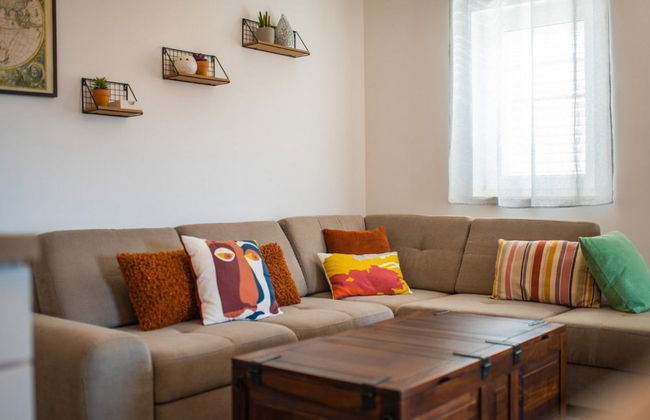 Charming and Tranquil Kastel Gomilica Apartment With Balcony and Patio - Foto 16