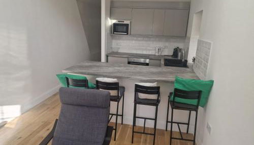 Bright 2-Bed Flat with Free Parking near Whetstone - Foto 3, stove