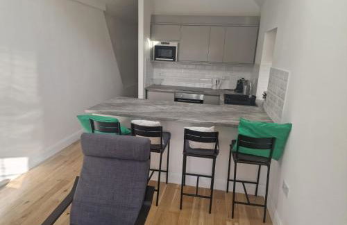 Bright 2-Bed Flat with Free Parking near Whetstone - Foto 3