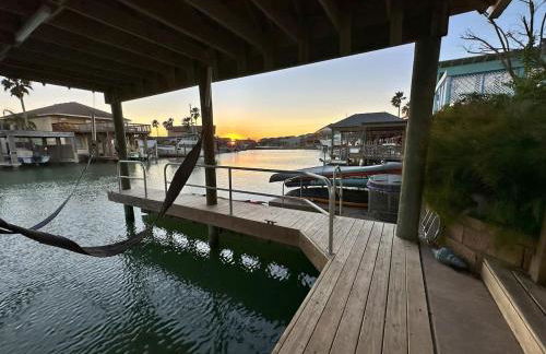 Canal Front Retreat w Boat Dock & Coastal Views - Foto 23