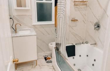 Cozy 2-bedroom with jacuzzi tub in perfect Queens with AC near JFK - Foto 5