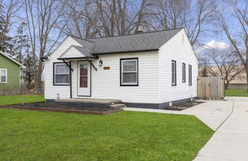 Great Location! Cozy Home with Huge Backyard - Foto 1