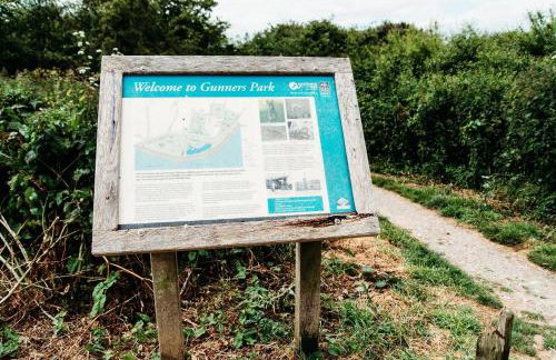 Sunny Beachside Apt with Free Parking - Foto 15