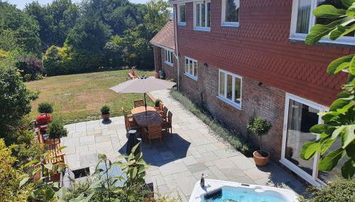 Luxury 5-Bed Country House with Hot Tub, Views & Games Room, Sleeps 12 - Kent Downs - Foto 4, Garden, Garden view