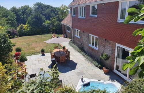 Luxury 5-Bed Country House with Hot Tub, Views & Games Room, Sleeps 12 - Kent Downs - Foto 4