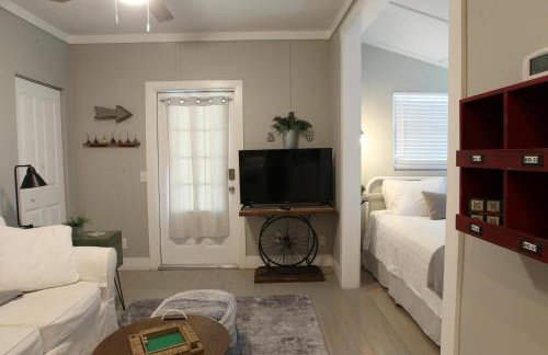 Cozy Apartment Overlooking Downtown and Park NO KIDS, NO PETS - Photo 17