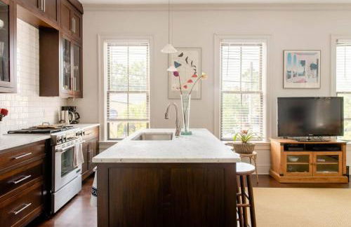 Elegant Sunlit Home with Private Rooftop Oasis - Foto 23