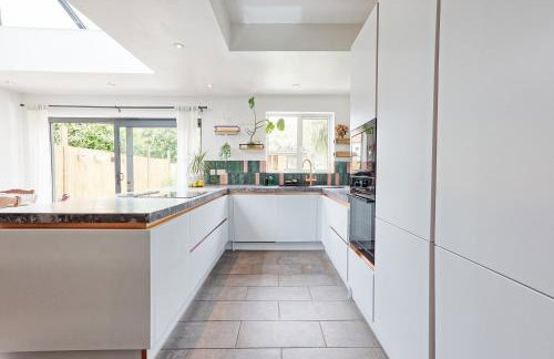 Spacious 4-Bedroom Home Near Station Seafront - Pass the Keys - Foto 23