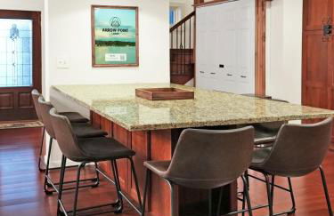 Lakefront Lodge with King Beds and Game Lounge - Foto 13