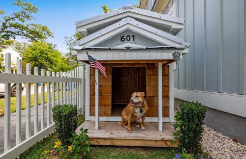 Downtown | Gorgeous | Pet Friendly! - Photo 34