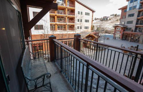 Studio Efficiency Unit with Balcony over Mountaineer Square condo - Foto 19