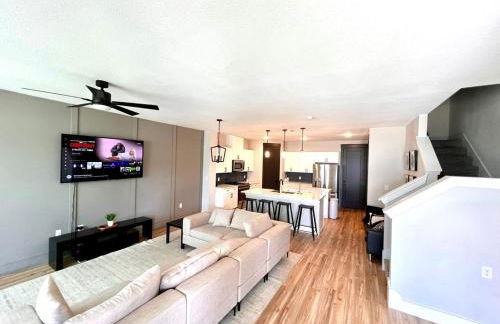 Loop, New Luxurious Large 3BR House, Sleeps 11 with Free Parking - Photo 1