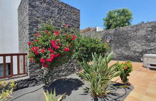 Lujosa Villa 4 hab Piscina, Jacuzzi y Vistas Mar - Photo 17