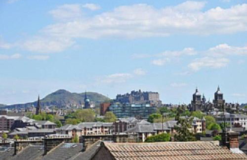 Sunny House with views to Edinburgh Skyline - Photo 2