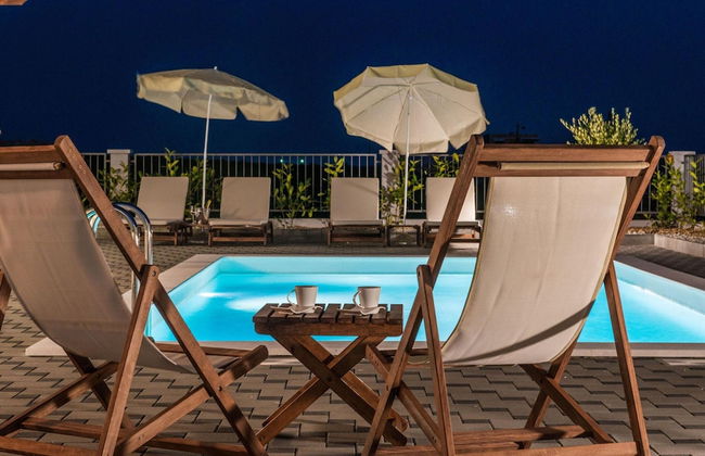 Modern and Spacious Home With Swimming Pool - Foto 26