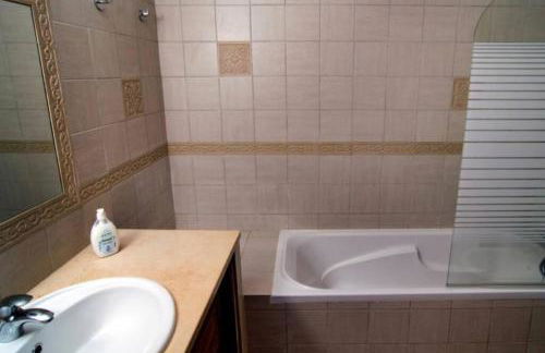 Spacious 3 bedroom villa with pool - Foto 17