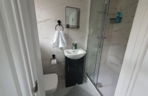 Private Room Sleeps 2 with Ensuite & Parking - Foto 7