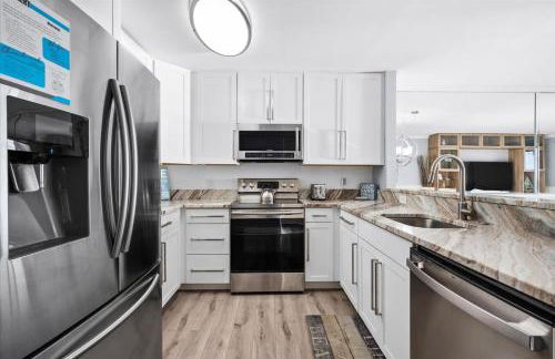 Oceanfront 2 Bedroom Modern Beach Condo w Pool - Foto 17