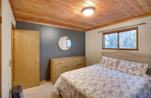 Peaceful and Idyllic Forest Cabin with Pool Table - Foto 12