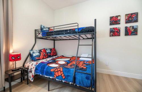 Stylish Retreat with Pool near The Parks - Foto 54