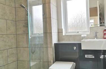 BrumStay - 4 Bedrooms TownHouse sleeps 6 with Driveway Parking and Garden - Foto 27