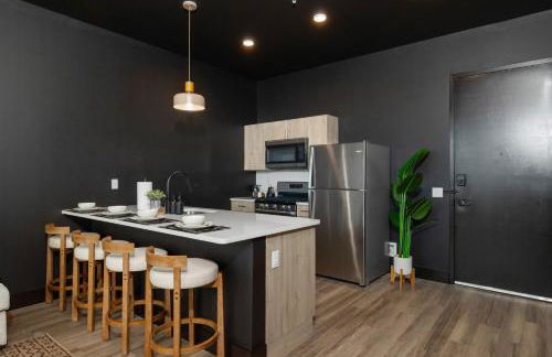 Cozy 1 King BR, Gym, Free Parking, 8mins Train - Foto 6