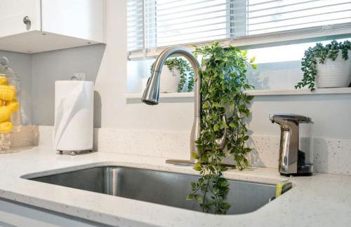 Roxanas 3bed 2bath Home with Modern Interior and BBQ Backyard - Photo 15