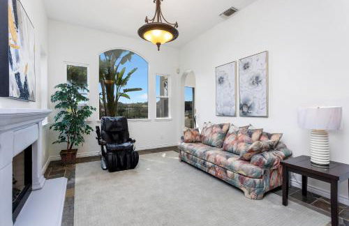 Spacious Luxury home in Gated Community with Resort Pool & Scenic Views - Photo 7