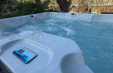 Hot Tub Free Parking 5 Bedroom Large Space - Photo 37