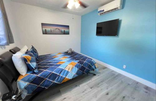 Royal Luxe Pool Home near Ft Laud airport and each - Photo 16