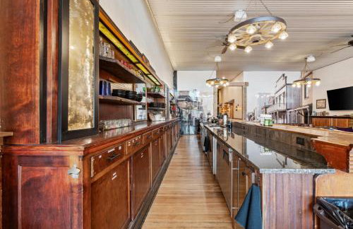 Historic Yellowstone Saloon - Foto 49