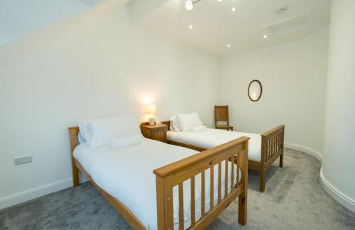 Modern 4-Bed Home Spacious & Comfortable - Pass the Keys - Foto 43