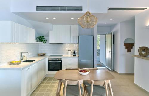 Private Luxury Scarlet beachfront villa, Molos, Paros - Photo 9