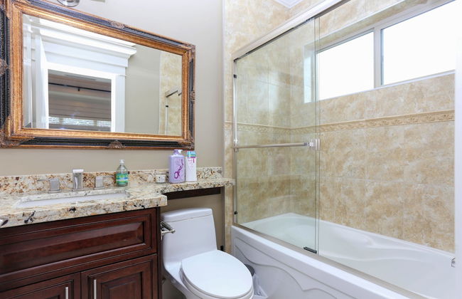 Grand 4 Bedroom Vacation House near Vancouver Downtown - Photo 26