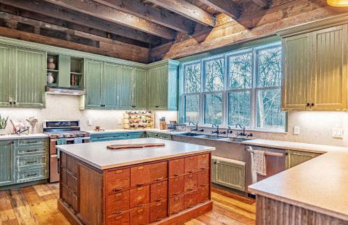 Modern Barn with Hot Tub, Game Room & Sleeps 14 - Foto 20