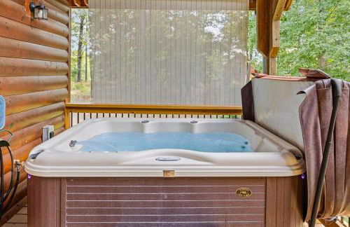 Romantic Cabin w Rain Shower & Spa Tub - Photo 4