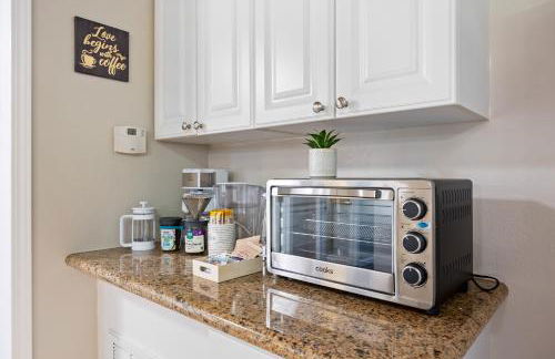 Midtown Apartment with Private Parking and King Bed - Foto 9