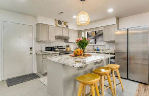 Woodsy Retreat, steps to Bay - Hot tub! - Foto 9