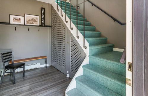 Walk to Town Charming Unit with Balcony in Bedford! - Foto 18