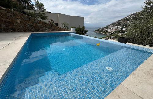 Preciosa casa con piscina desbordante y vistas al mar - Foto 40