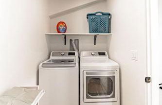 Unique Townhome with AC Garage Patio - Foto 34