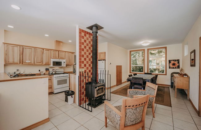 70MBR- Hot Tub - BBQ - Wi-Fi - Pets Ok - Sleeps 8 - Foto 35